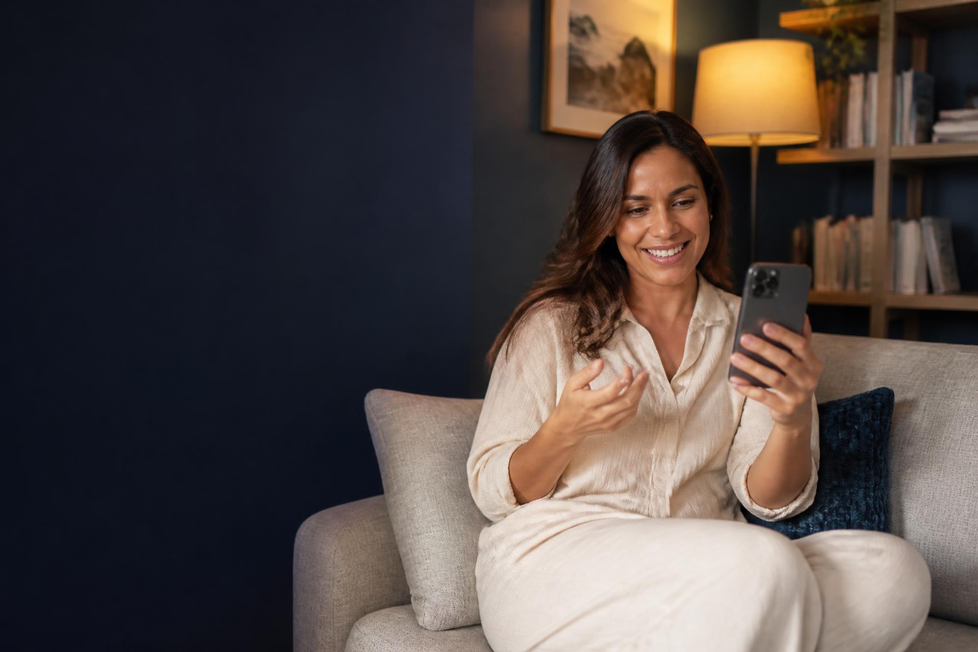 Paciente em consulta por vídeo pelo celular, em casa